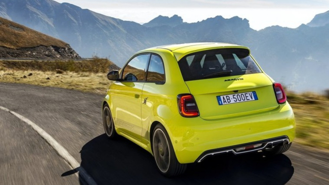 Mobil listrik Fiat 500e Abarth 2023