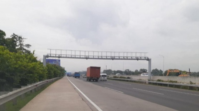 Tiang gantry tol nirsentuh atau bayar tanpa berhenti di Jagorawi