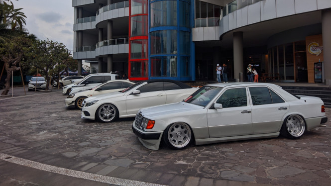 Komunitas mobil putih, atau white car community rayakan ultah