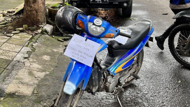 Motor Suzuki Shogun pelaku bom bunuh diri Polsek Astana Anyar
