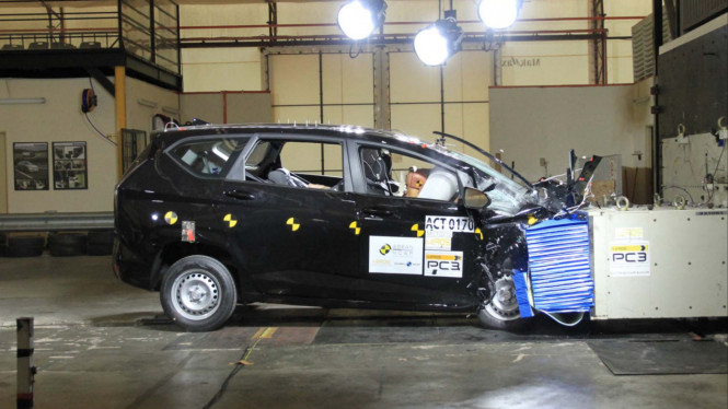 Uji tabrak Hyundai Stargazer