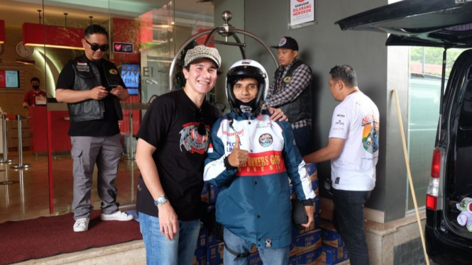 Touring Vespa bareng Vino G Bastian