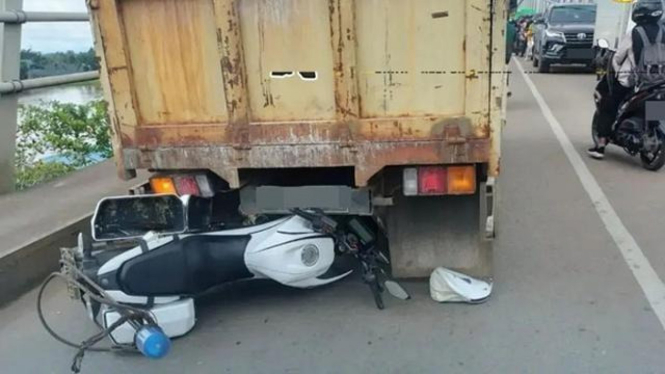 Motor dinas polisi ganjal truk