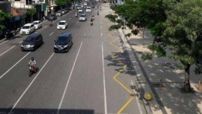 Marka Jalan Garis kuning Berbiku