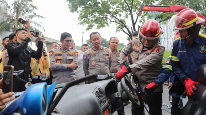 Tehnik penyelamatan penumpang di mobil bekas kecelakaan