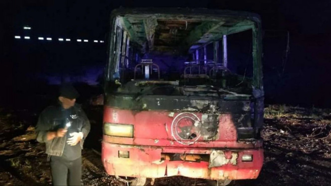 Bus berlogo PDIP di Blitar dibakar oleh bocah SD karena angker