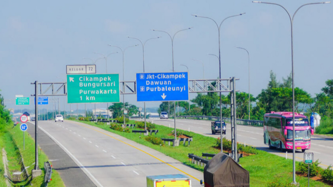 Rambu jalan warna hijau dan biru