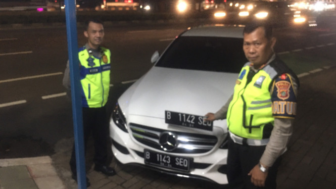 Mobil gunakan pelat nomor palsu