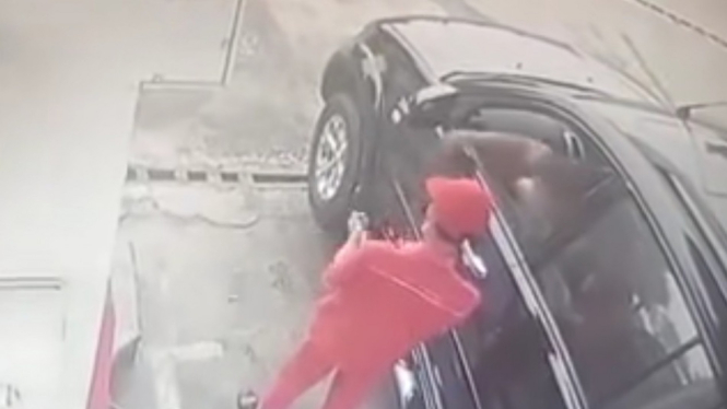 Viral pengendara mobil pukul QR SPBU