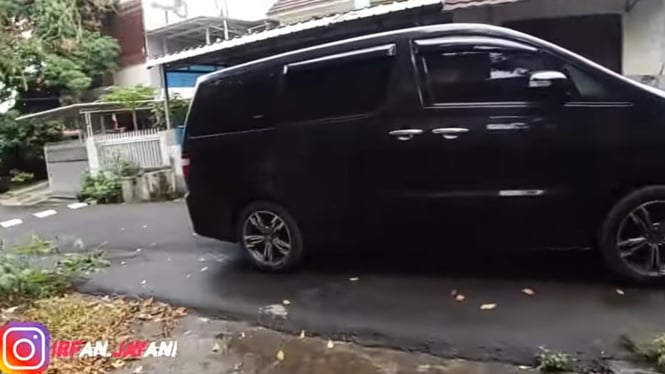 Toyota Alphard di depan rumah Tiko dan Bu Eny