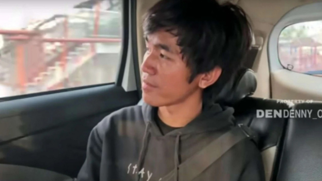 Tiko bu Eny di dalam mobil