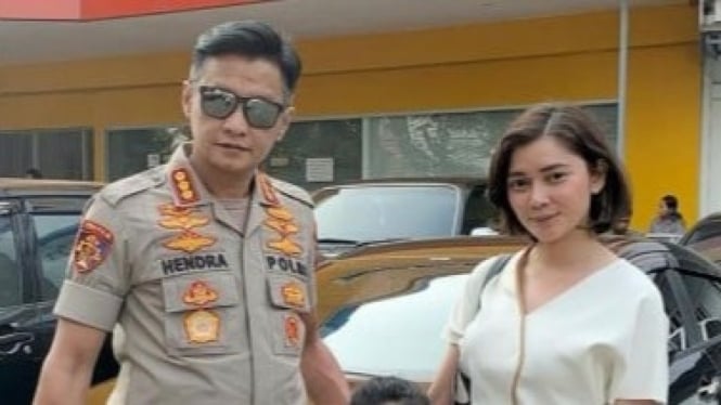 Hendra Kurniawan dan Seali Syah dengan mobil miliknya