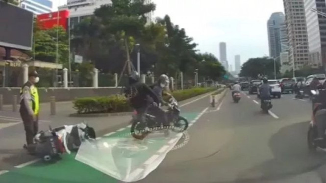 Viral pria berseragam dinas TNI tendang pemotor