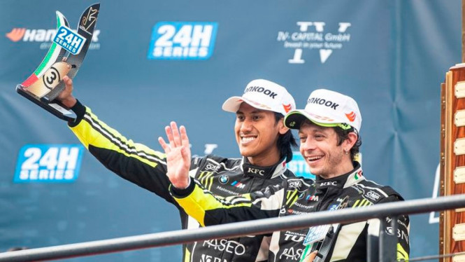 Sean Gelael dan Valentino Rossi raih podium