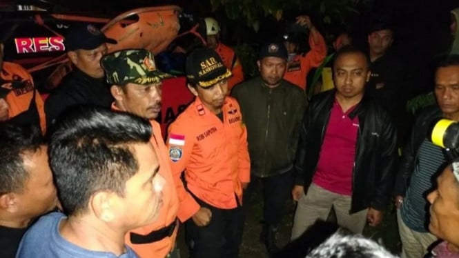 Tim SAR gabungan saat evakuasi 14 anggota komunitas motor trabas