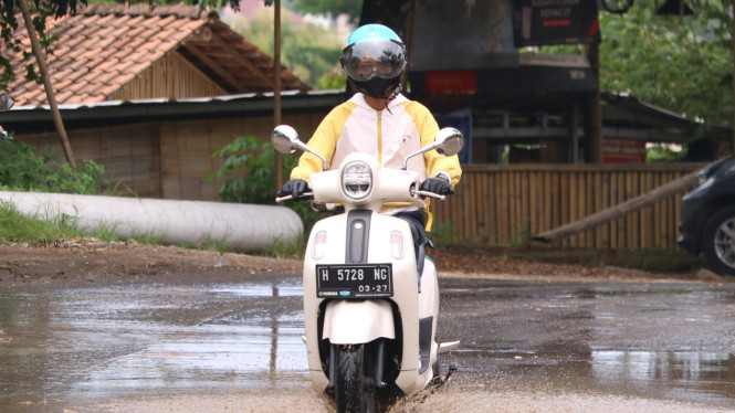 Tips berkendara di jalan licin