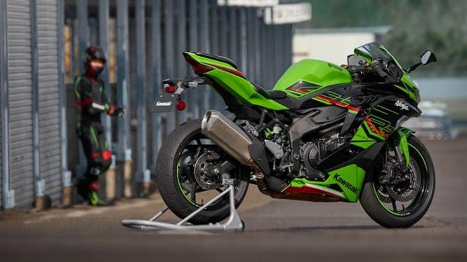 Kawasaki ZX-4RR meluncur, mesin 4 silinder 400cc