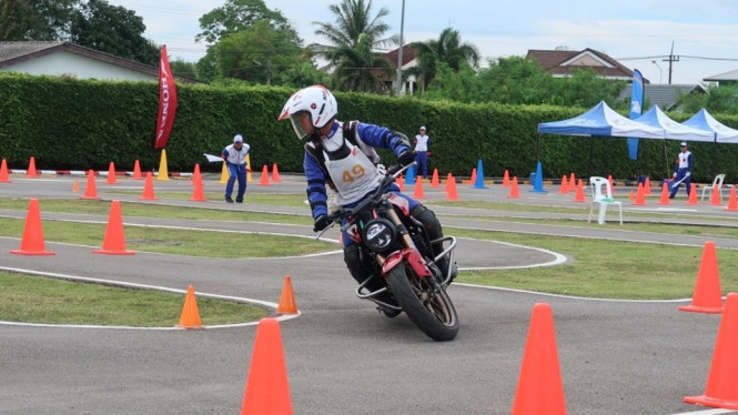 Instruktur berkendara AHM juara