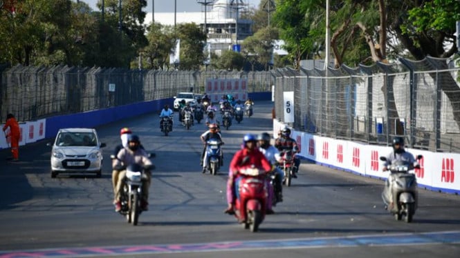 Pengendara motor dan mobil masuk lintasan balap Formula E