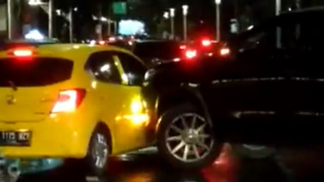 Fortuner tabrak sengaja mobil lain