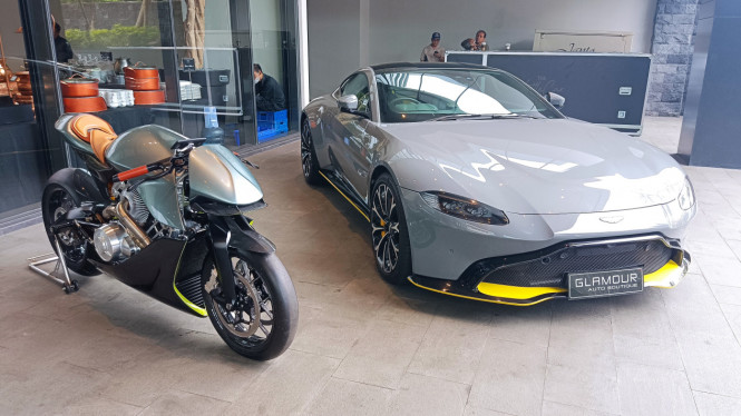 Motor AMB dan mobil Aston Martin