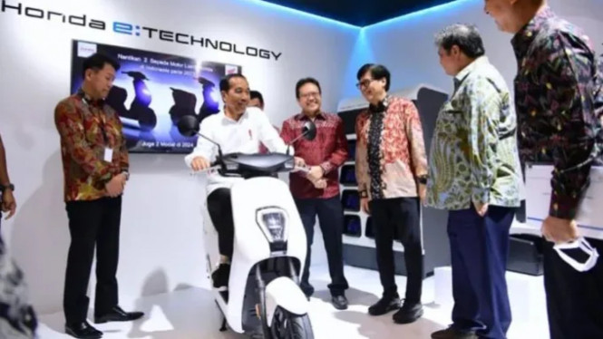 Presiden Jokowi naiki motor listrik Honda di IIMS 2023