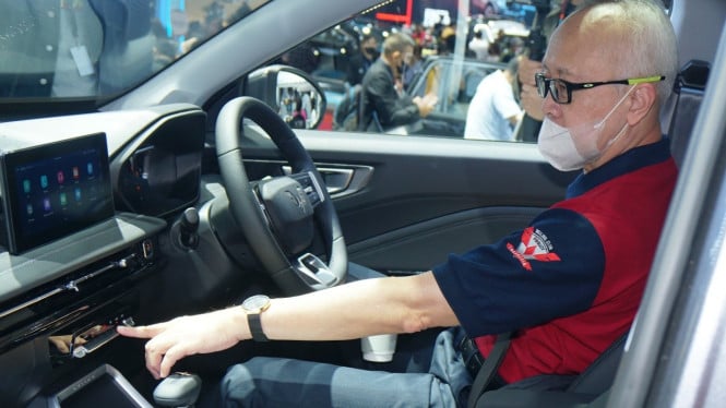 Salah seorang anggota WLCI melihat langsung dashboard Alvez