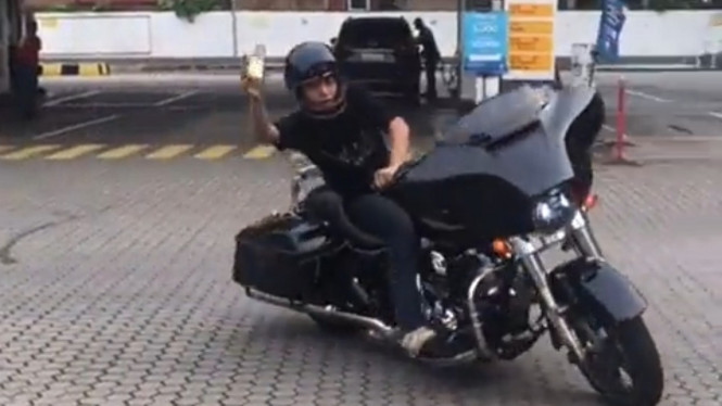 Anak pejabat pakai Harley-Davidson