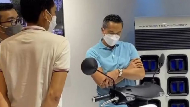 Anindya Bakrie saat berkunjung ke IIMS 2023
