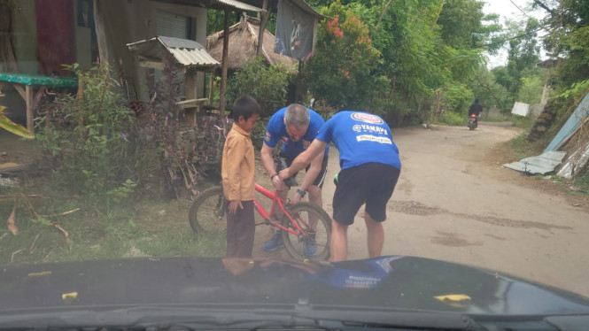 Mekanik tim Yamaha WSBK benerin sepeda bocah