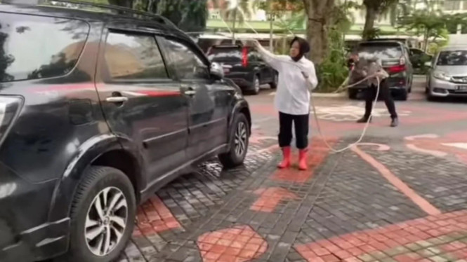 Mensos Risma cuci mobil sendiri