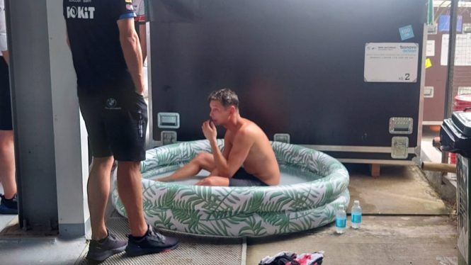 Pembalap WSBK berendam di kolam saat balapan WSBK Mandalika