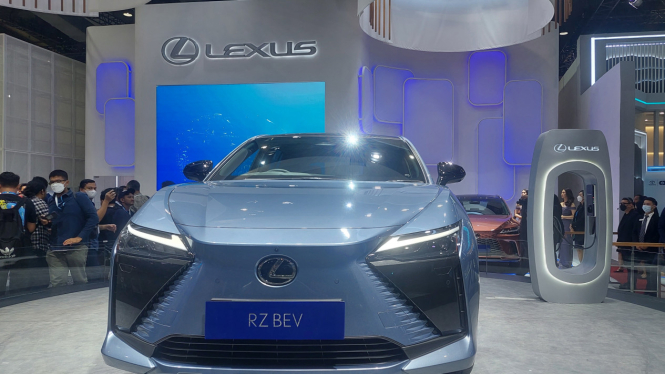 Lexus RZ BEV di Jakarta Auto Week 2023