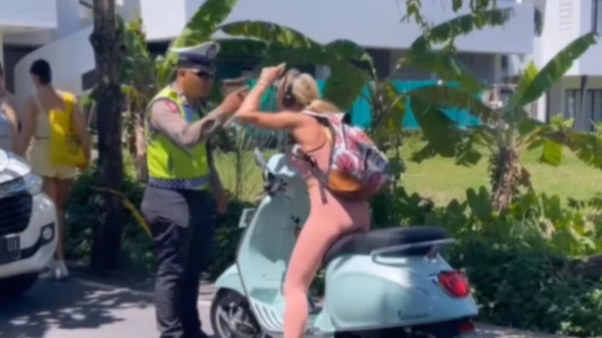 Turis asing di bali bawa motor