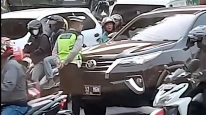 Pengemudi Fortuner Arogan  yang Viral Seruduk Polisi