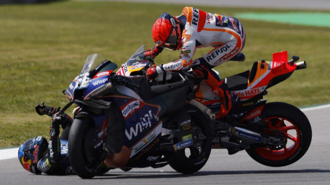 Marc Marquez tabrak Miguel Oliveira