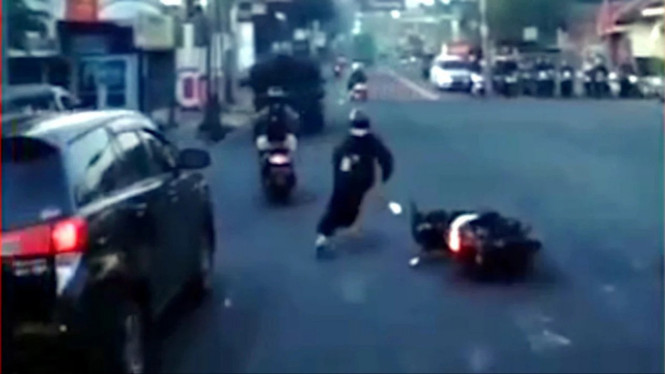 Wanita lari tinggalkan motornya karena panik ada Damkar