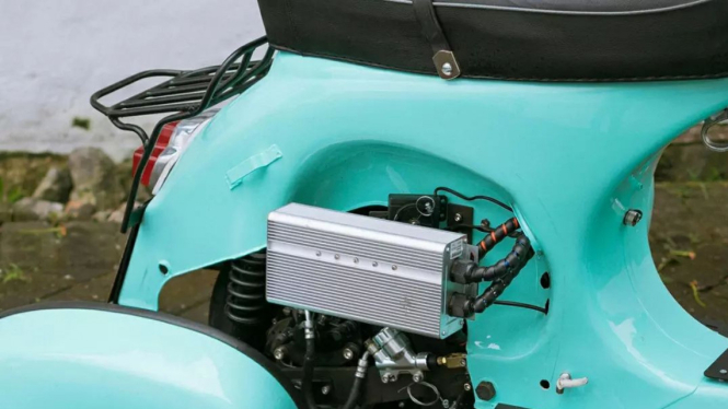 Vespa konversi motor listrik oleh Elders Energy