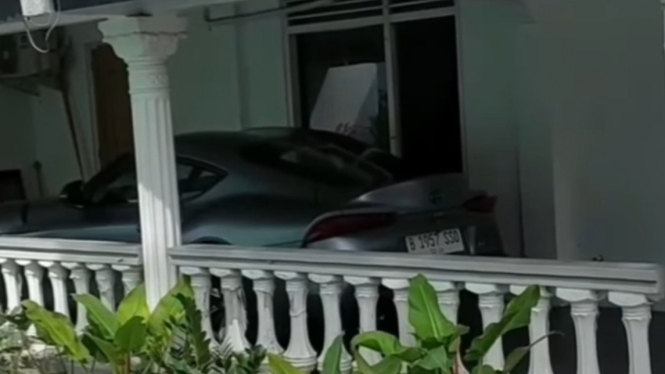 Toyota GR Supra parkir di rumah sederhana