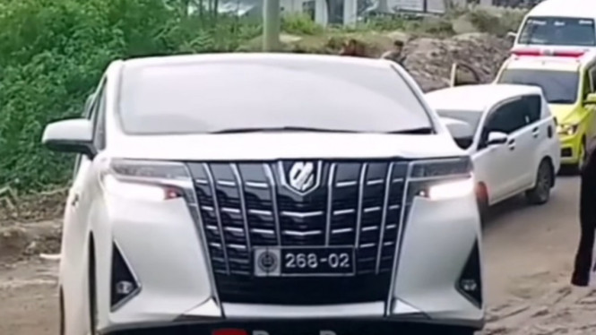 Toyota Alphard anggota DPR gagal nanjak