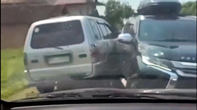 Isuzu Panter senggol Pajero Sport yang lawan arah