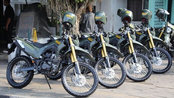Menhan Prabowo bagikan motor trail ke Babinsa