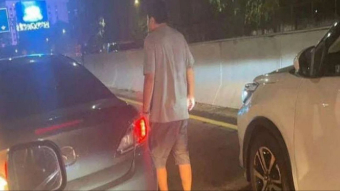Viral aksi koboi mobil pelat polri todongkan pistol ke pengendara