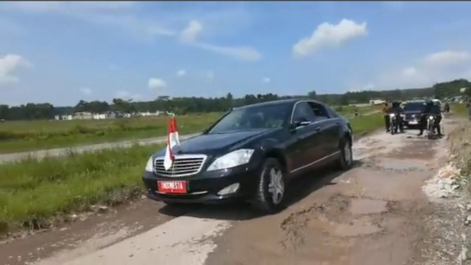 Mobil Mercedes-Benz Presiden Jokowi lewati jalan rusak di Lampung