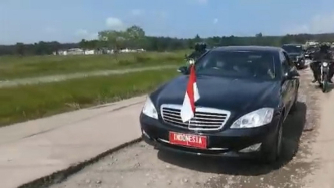 Mobil Mercedes-Benz Presiden Jokowi lewati jalan rusak di Lampung