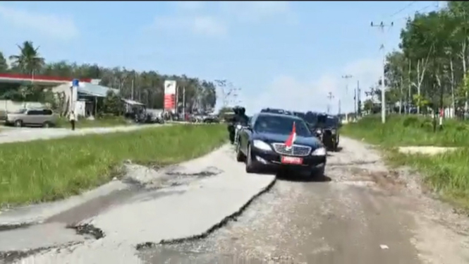 Mobil Mercedes-Benz Presiden Jokowi lewati jalan rusak di Lampung