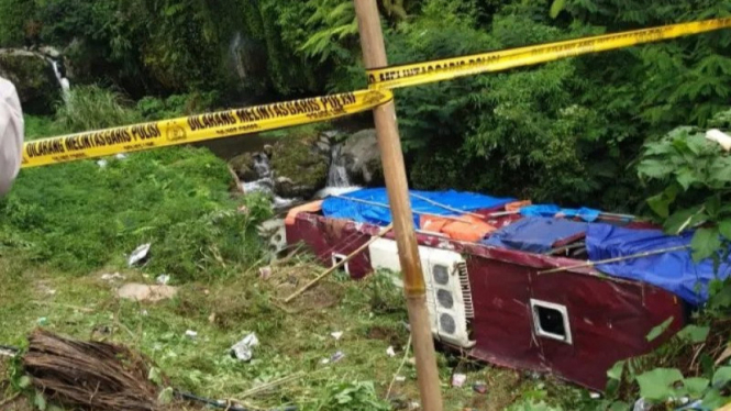 Bus pariwisata terjun objek wisata Guci, Tegal, Jawa Tengah