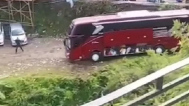 Bus pariwisata terjun objek wisata Guci, Tegal, Jawa Tengah