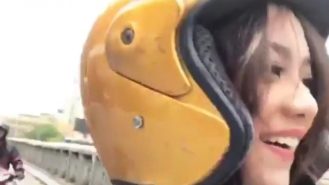Gege Elisa naik gojek