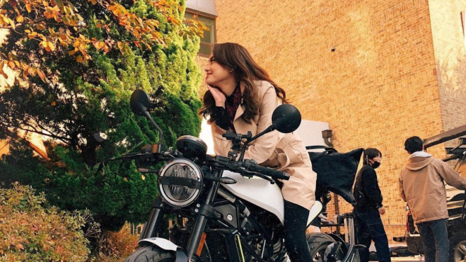 Gege Elisa di atas motor Yamaha